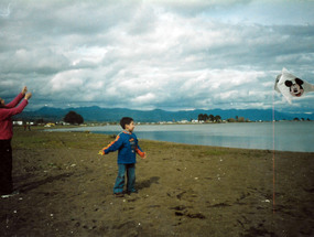 Elevando volantín en playa Pelluco