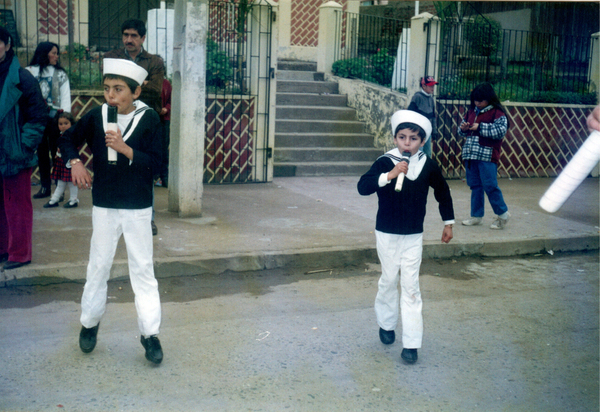 Hermanos chiniando