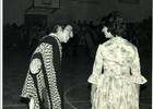 Pareja de baile en gimnasio municipal