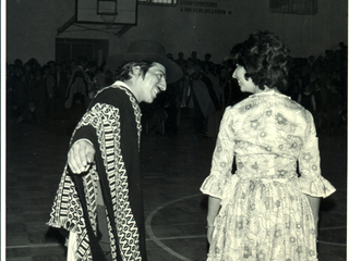 Pareja de baile en gimnasio municipal