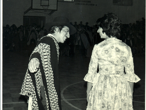 Pareja de baile en gimnasio municipal