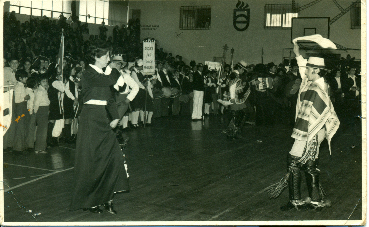 Cueca en el gimnasio municipal