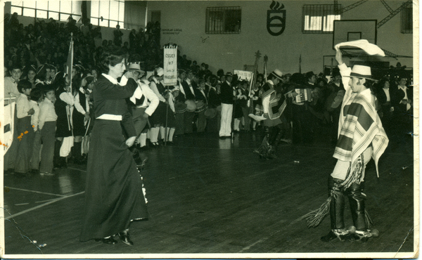 Cueca en el gimnasio municipal Cueca en el gimnasio municipal