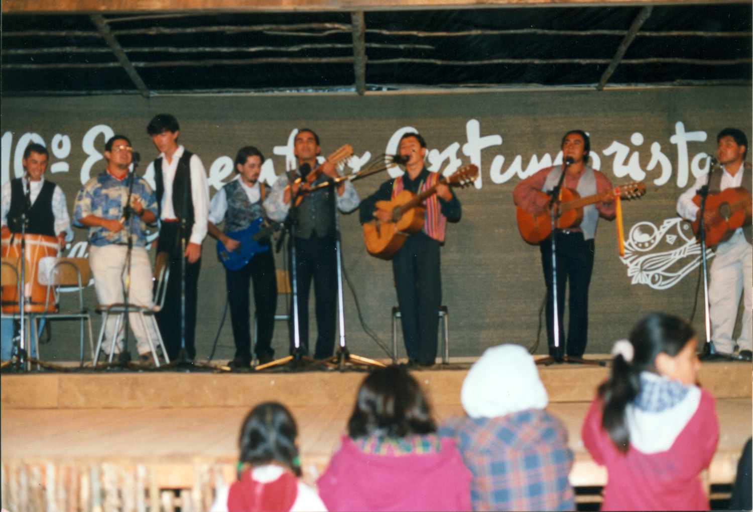 Elenco musical en feria de Niebla