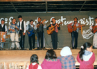 Elenco musical en feria de Niebla