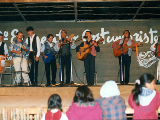 Elenco musical en feria de Niebla