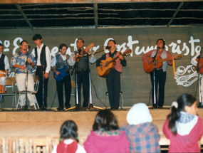 Elenco musical en feria de Niebla