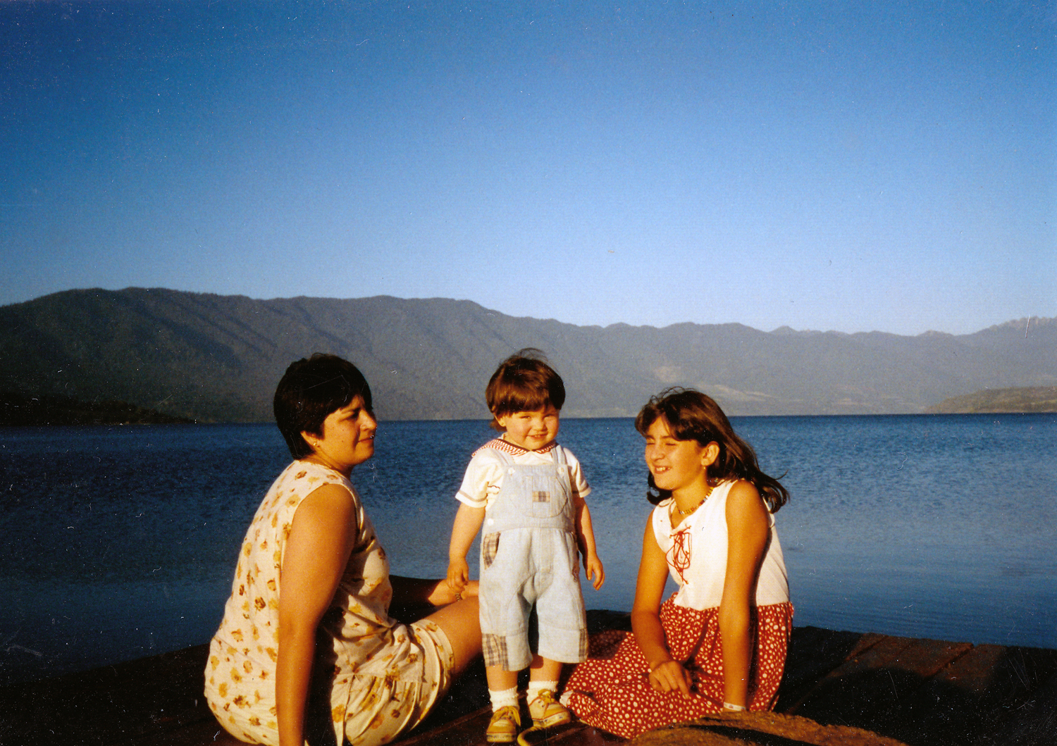 Madre e hijas en el lago