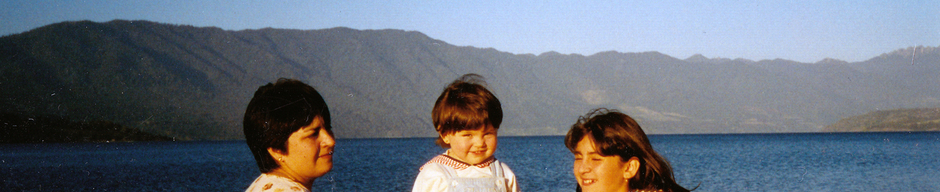 Madre e hijas en el lago