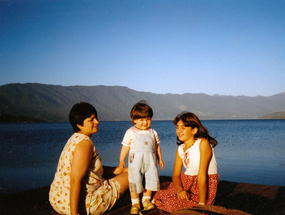 Madre e hijas en el lago