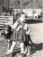 Niña y su mascota