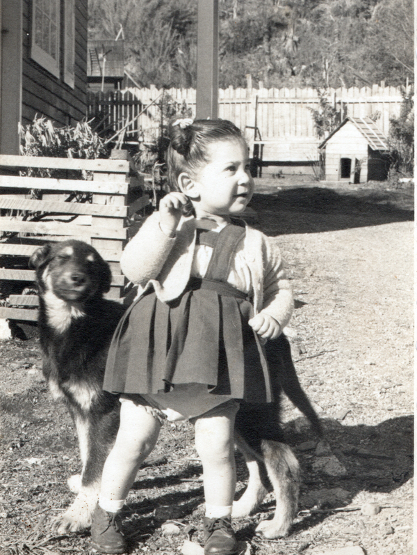 Niña y su mascota