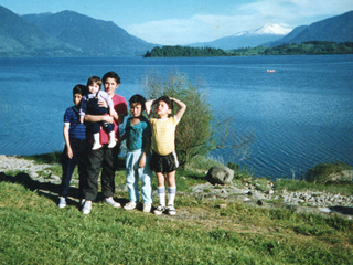 Familia en la costanera de Panguipulli Familia en la costanera de Panguipulli