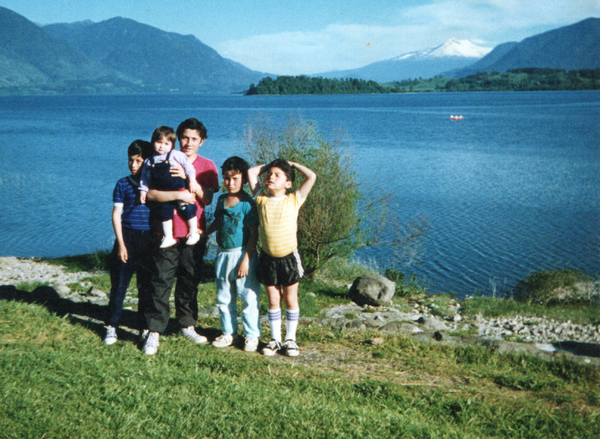 Familia en la costanera de Panguipulli Familia en la costanera de Panguipulli