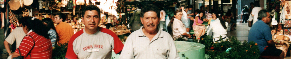 Juventino y su hijo en la pileta del mercado