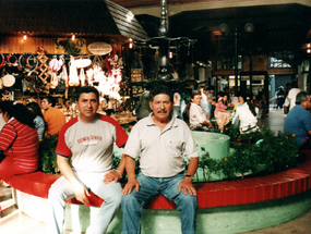 Juventino y su hijo en la pileta del mercado