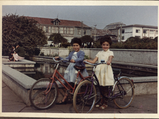 Niñas con bicicletas Niñas con bicicletas