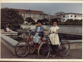 Niñas con bicicletas Niñas con bicicletas
