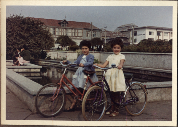 Niñas con bicicletas Niñas con bicicletas