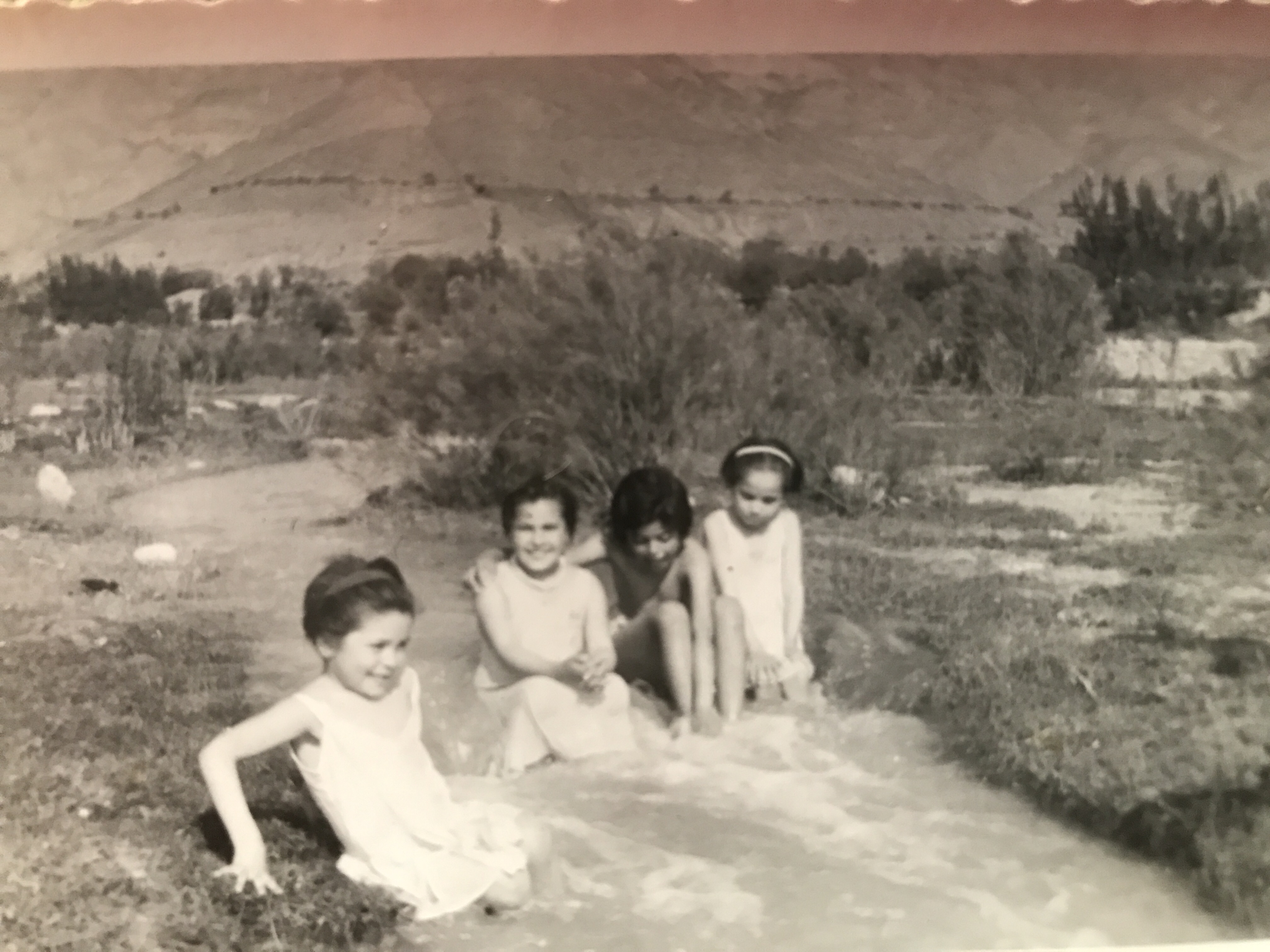 Niñas en el Río Niñas en el Río