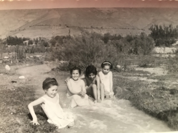 Niñas en el Río Niñas en el Río