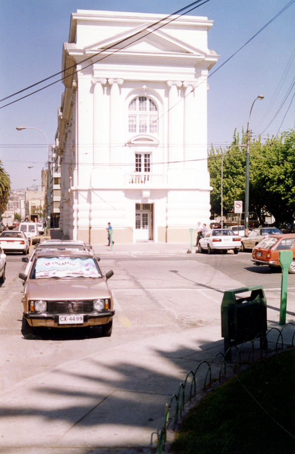 Fachada posterior de la Biblioteca Pública Santiago Severin