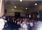 Familias recibiendo maletín literario Familias recibiendo maletín literario