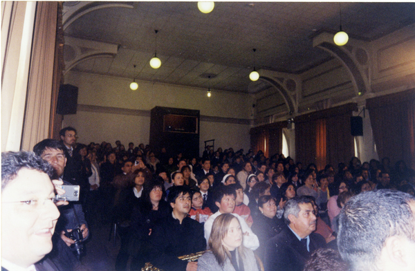 Familias recibiendo maletín literario Familias recibiendo maletín literario
