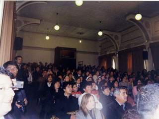 Familias recibiendo maletín literario Familias recibiendo maletín literario
