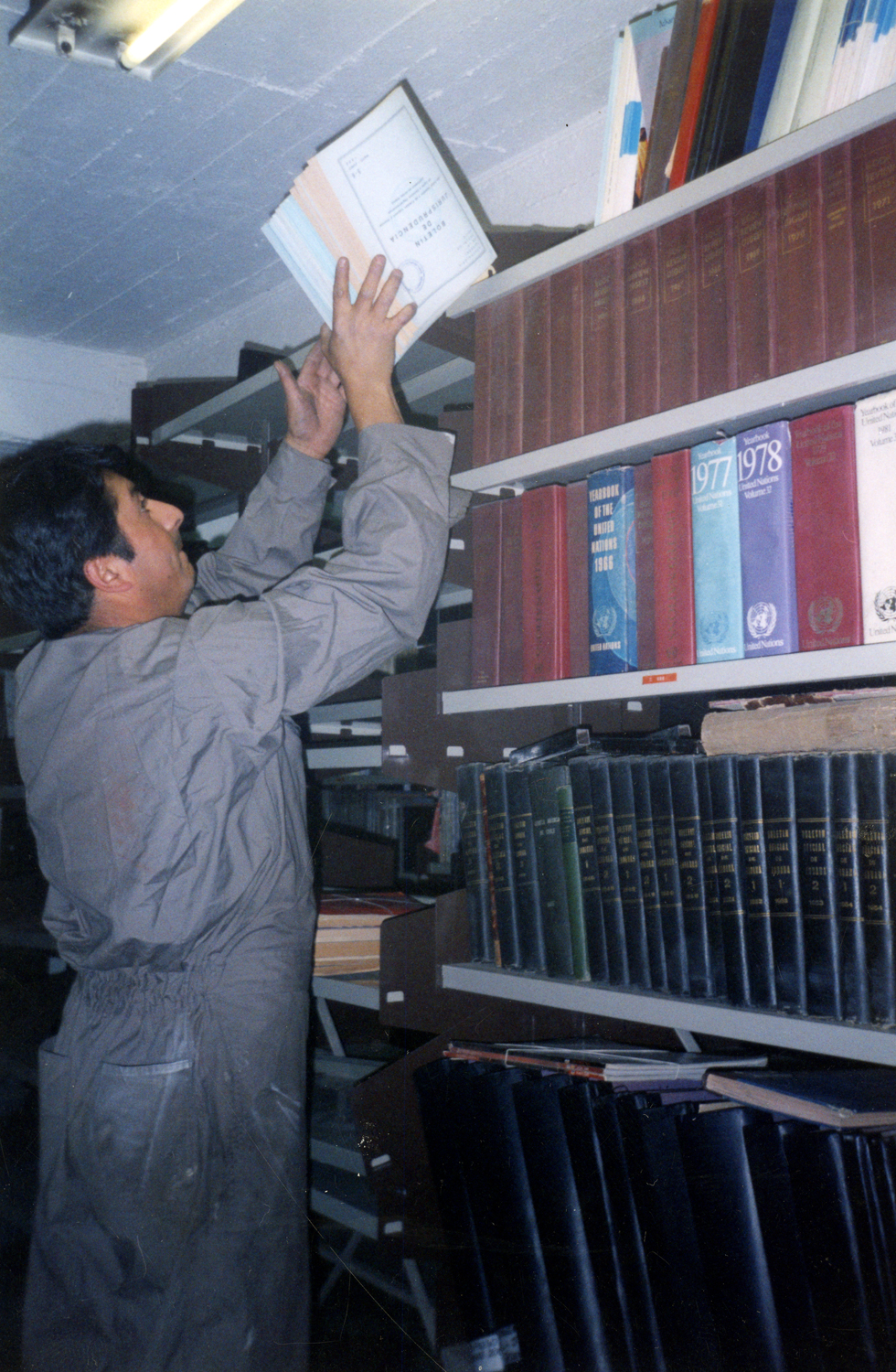 Depósitos de la biblioteca Santiago Severín Depósitos de la biblioteca Santiago Severín