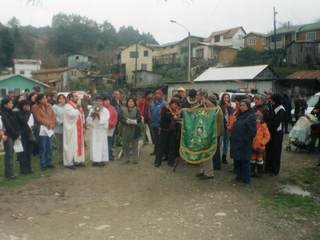 Reunidos en oración en la procesión de San Pedro Reunidos en oración en la procesión de San Pedro