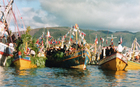 Reunidos para realizar el lanzamiento de una corona de flores en el mar Reunidos para realizar el lanzamiento de una corona de flores en el mar