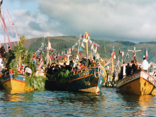 Reunidos para realizar el lanzamiento de una corona de flores en el mar Reunidos para realizar el lanzamiento de una corona de flores en el mar
