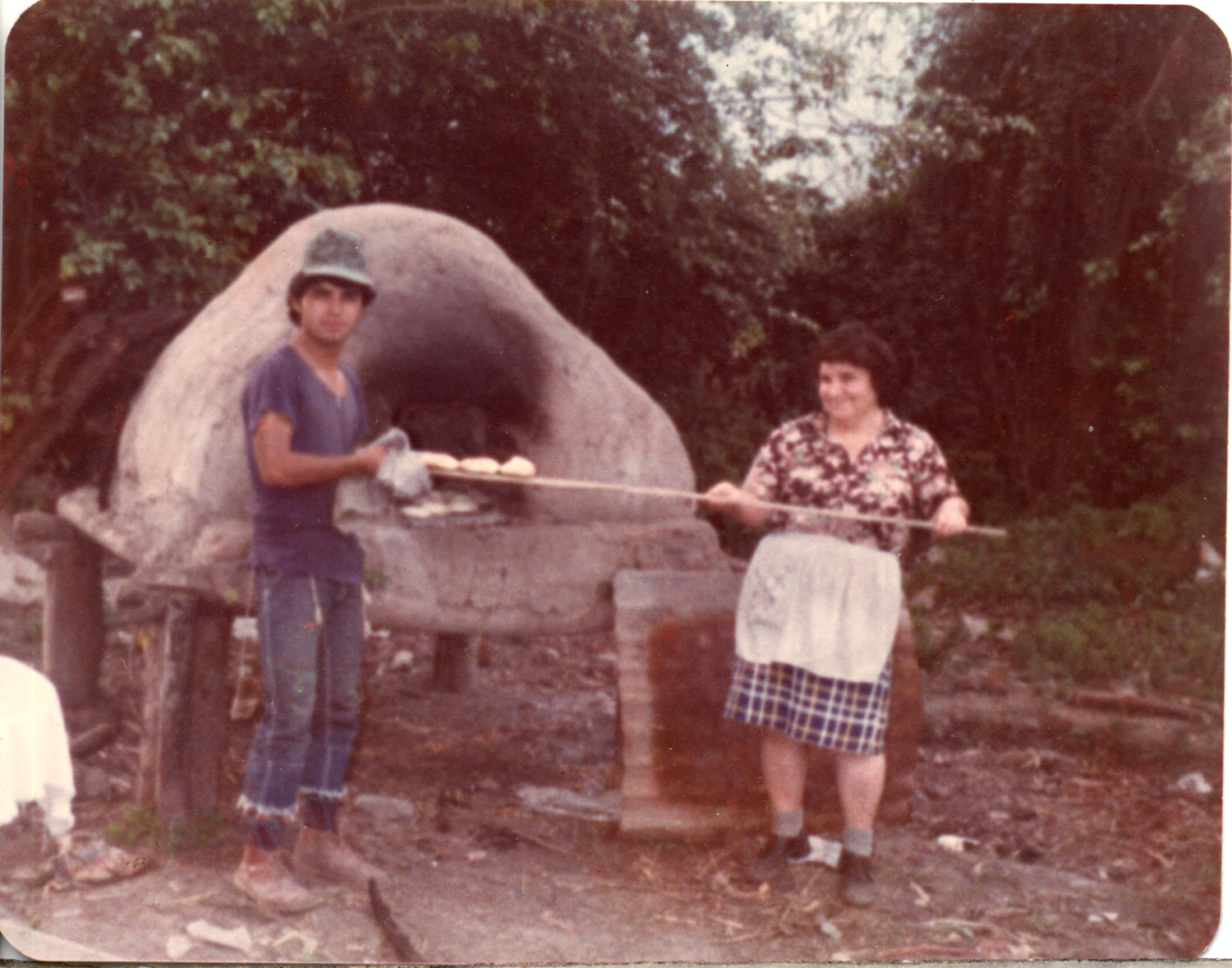 Haciendo pan en horno de barro Haciendo pan en horno de barro