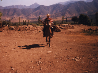Huaso cabalgando en Cerrillos