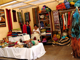 Angela Artesanías en la carpa Angela Artesanías en la carpa
