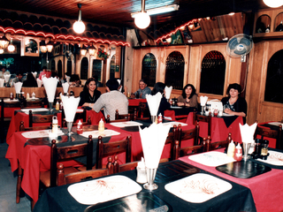 Interior de restaurant La Cabaña Interior de restaurant La Cabaña