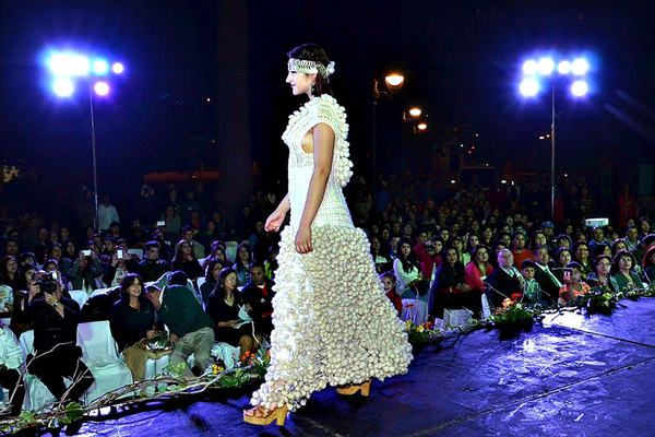 Vestido de novia en desfile del mercado Vestido de novia en desfile del mercado