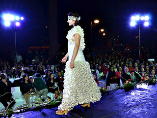 Vestido de novia en desfile del mercado Vestido de novia en desfile del mercado