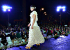 Vestido de novia en desfile del mercado Vestido de novia en desfile del mercado