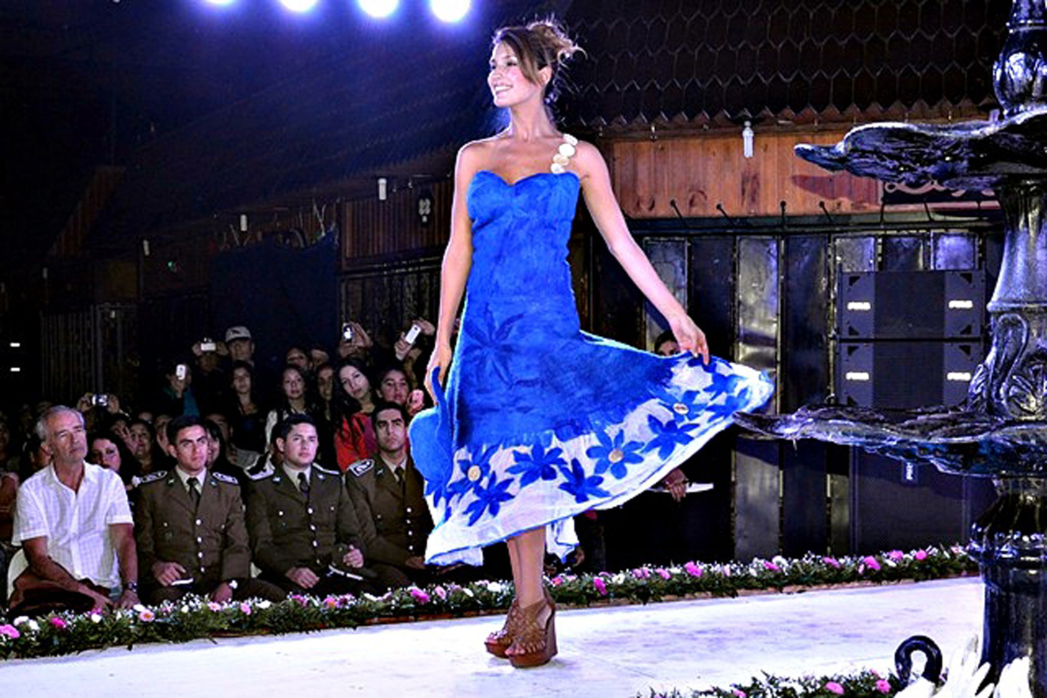Desfile de modas dentro del mercado Desfile de modas dentro del mercado