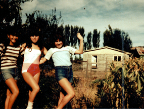 Yo y mis hermanas en el patio de la casa Yo y mis hermanas en el patio de la casa
