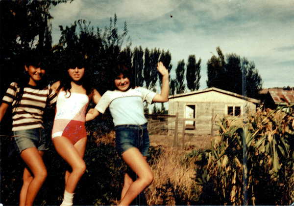 Yo y mis hermanas en el patio de la casa Yo y mis hermanas en el patio de la casa