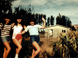 Yo y mis hermanas en el patio de la casa Yo y mis hermanas en el patio de la casa