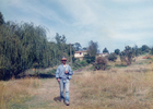 Carlos López camino al lago