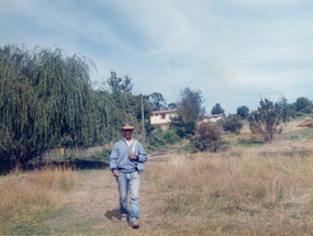 Carlos López camino al lago