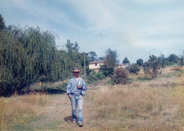 Carlos López camino al lago