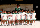 Mónica Gómez con sus alumnos Mónica Gómez con sus alumnos