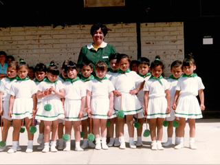 Mónica Gómez con sus alumnos Mónica Gómez con sus alumnos