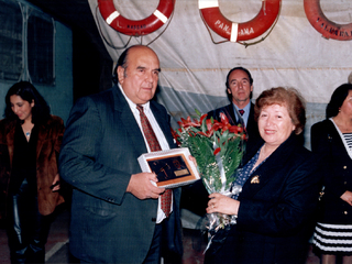 Entrega de premio por profesora destacada Entrega de premio por profesora destacada